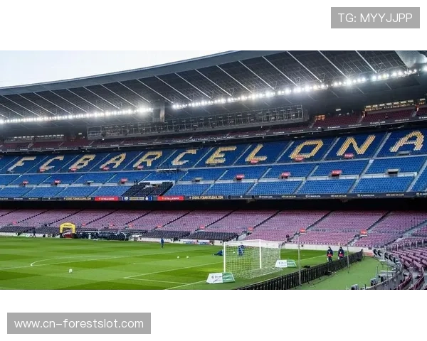 诺坎普雨夜，巴萨小球迷高举“永远相信青训”标语